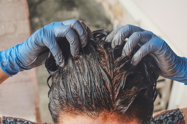 Capelli fatti in casa trattamento con fango da risolvere con capelli grigi.