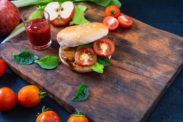 Foto hamburger fatto in casa con lattuga su fondo di legno