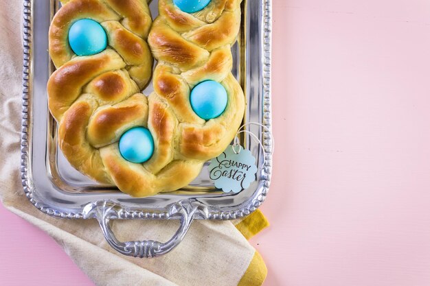 Foto pane pasquale italiano fatto in casa con uova blu biologiche.