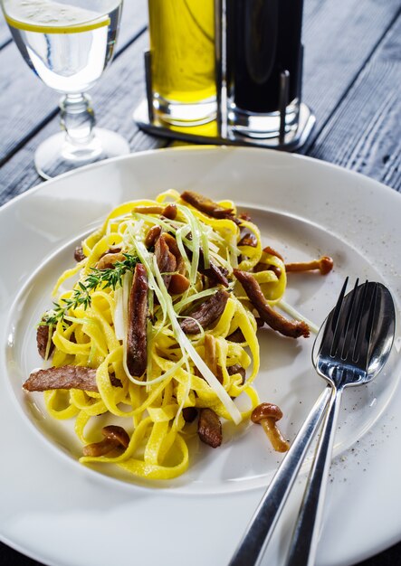 Home-made tagliatelle with turkey, mushrooms and truffle sauce