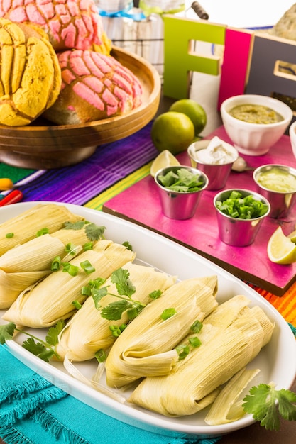 Tamales fatti in casa sul piatto da portata sul tavolo della festa.