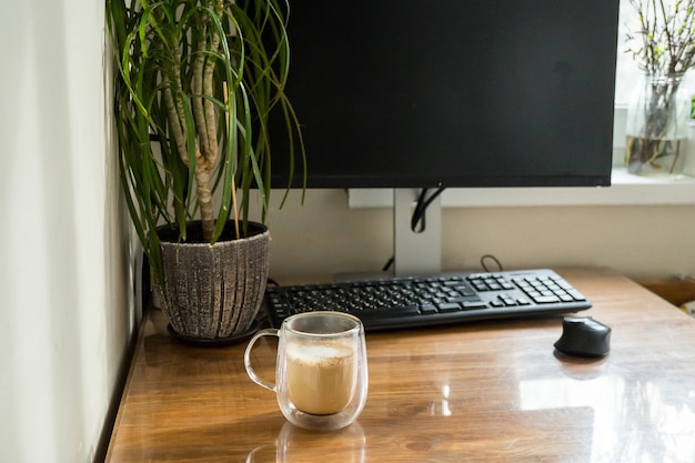 Foto interiore del ministero degli interni con il computer portatile e la tazza di caffè