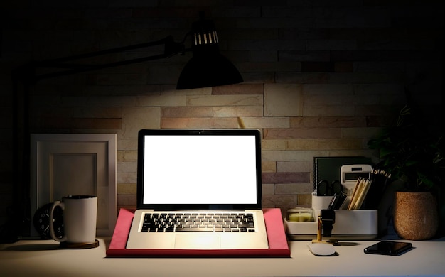 Макет домашнего офиса с пустым дисплеем, кофейной чашкой, книгами и картинной рамкой на белом столеx9