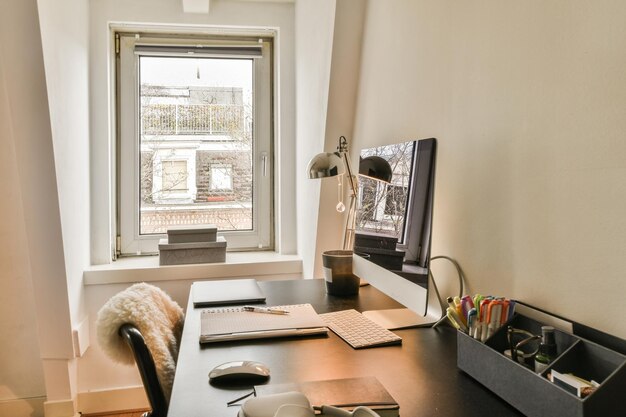 Photo a home office with a desk and a window