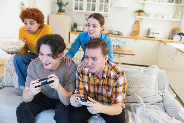 집 파티 즐거운 친구 그룹 집에서 비디오 게임을 즐기는 행복한 다양한 그룹 친구들이