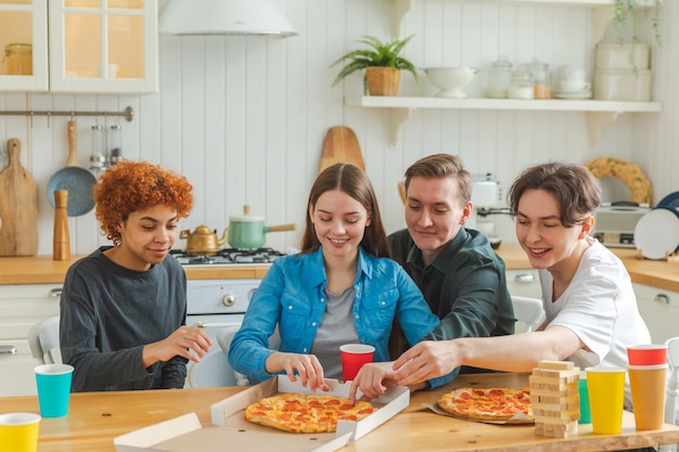 홈파티 행복한 그룹 혼혈 윤을 위해 주문한 피자를 먹는 다양한 친구들이 기뻐하는 홈파티