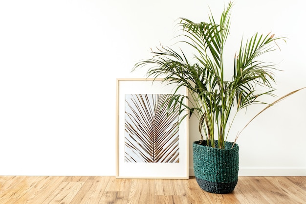 Home plant tropische palm in rotan pot voor fotolijst