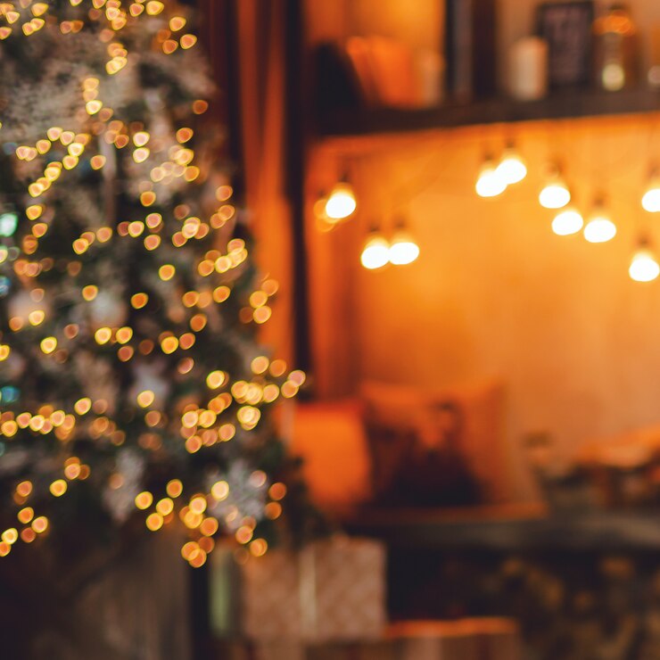 暖炉とプレゼントとクリスマスツリーの近くに家の読書コーナー。ぼやけています。