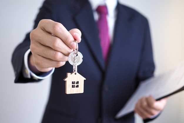 Home sales agents geven huissleutels aan nieuwe huiseigenaren. Verhuurders en huissleutels