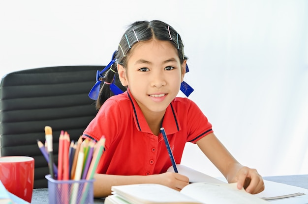 Concetto della scuola domestica, bambini asiatici che fanno lavoro domestico della scuola