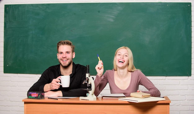 Foto istruzione a casa coppia di uomini e donne in classe ritorno a scuola scuola moderna giornata della conoscenza vita studentesca lezione e lavagna giornata degli insegnanti coppia felice il mio futuro è nelle mie mani