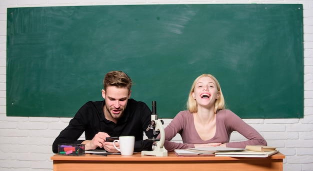 Scuola a domicilio. scuola moderna. giornata della conoscenza. coppia di uomo e donna in aula. di nuovo a scuola. vita studentesca. lezione e lavagna. festa degli insegnanti. coppia felice. di nuovo fallito.