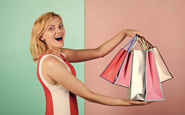ブラックフライデーショップの見切りのホームショッピング夏割引特別オファー幸せな女性の買い物客大セール女性の買い物中毒者は休日の準備のための買い物袋プレゼントパッケージを保持します