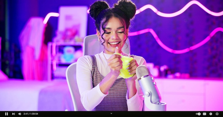 Foto home studio en vrouw met microfoon asmr en neon licht voor gelukkige inhoud maker met slime influencer streamer of meisje opnemen video voor geluidstherapie live stream en audio productie
