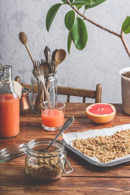 Photo homebaked granola with juice