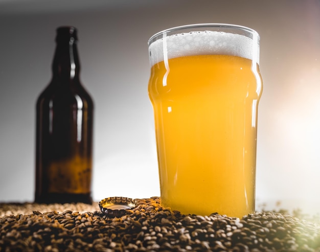 Birra bionda fatta in casa sul mucchio di grano pilsner