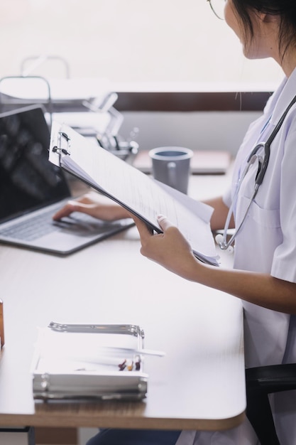 Photo homecare nursing service and elderly people cardiology healthcare close up of young hispanic female doctor nurse check mature caucasian man patient heartbeat using stethoscope during visit