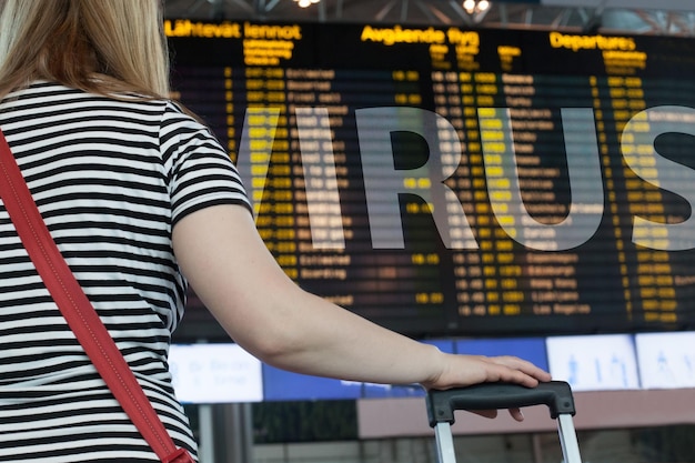 Foto tornata a casa e quarantena pandemica globale donna nel terminal dell'aeroporto internazionale