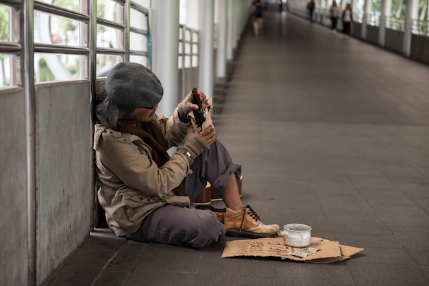 Photo homeless man sitting on street