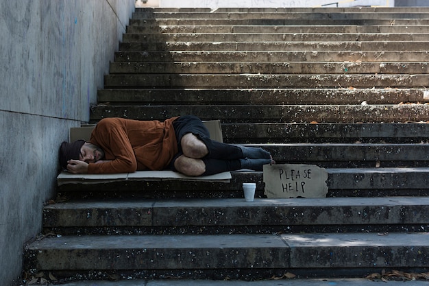 Photo homeless man sleeping on the streets