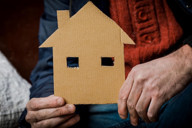 Un senzatetto tiene un cartello, chiede lavoro e cerca aiuto. il concetto di povertà e senzatetto.