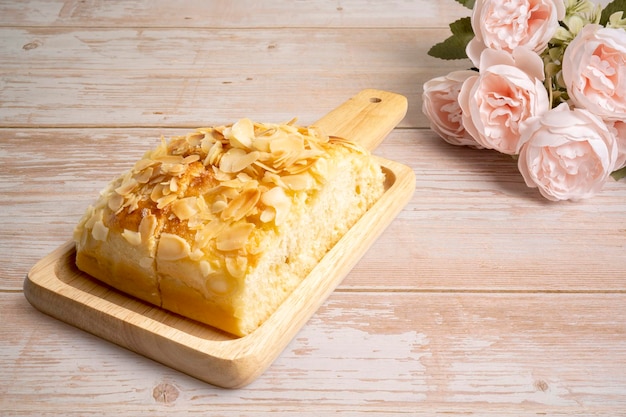 Pane di mandorle fatto in casa sul piatto di legno mettendo sul tavolo di legno