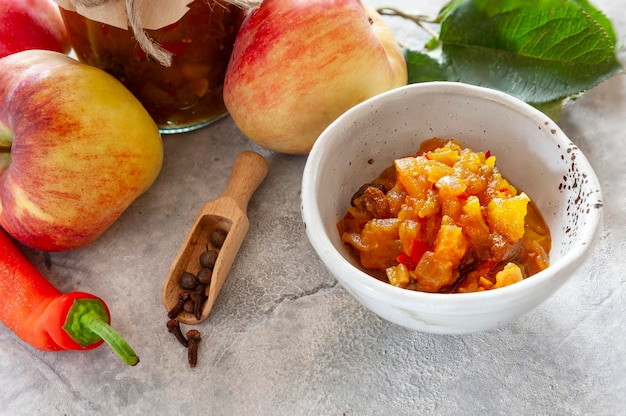 写真 新鮮なジューシーなリンゴから作られた自家製のリンゴチャットニー クローズアップ選択的フォーカス 伝統的なインド料理