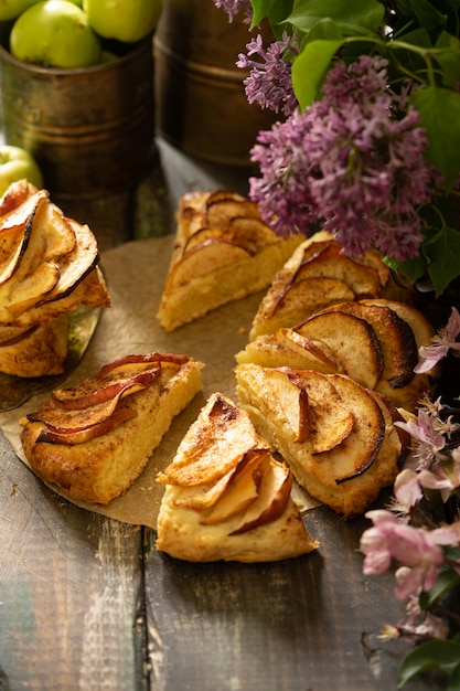 домашние яблочные булочки с корицей с цветами сирени и ветвями яблони