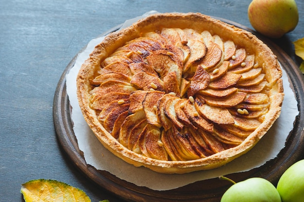 Concetto di cottura autunnale della torta di mele fatta in casa