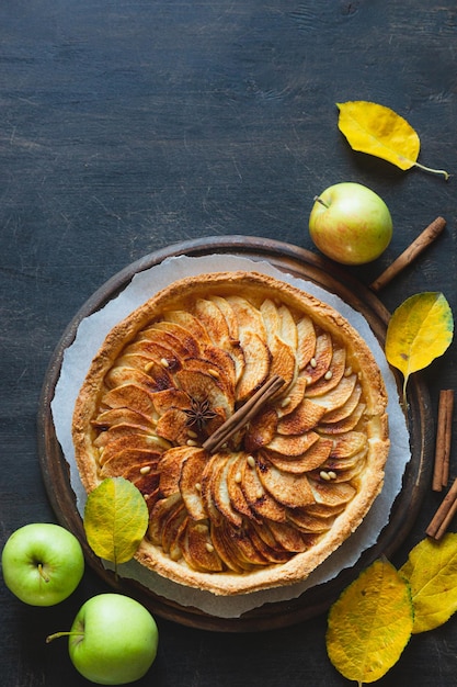 Концепция осенней выпечки домашнего яблочного пирога