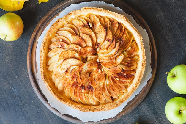 Foto concetto di cottura autunnale della torta di mele fatta in casa