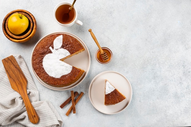Домашний яблочный пирог на белом деревянном фоне Классический осенний десерт на День Благодарения