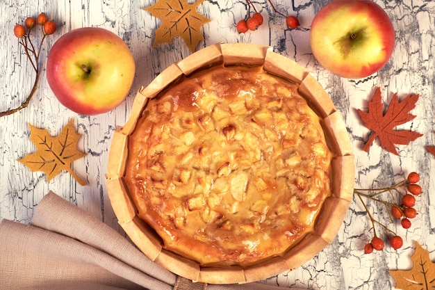 Фото Домашний яблочный пирог с яблоками, ягодами и льняной салфеткой