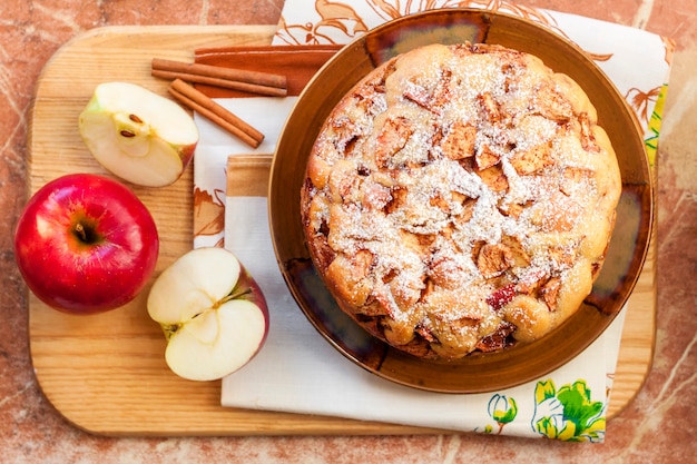 Foto torta di mele fatta in casa con cannella sul piatto