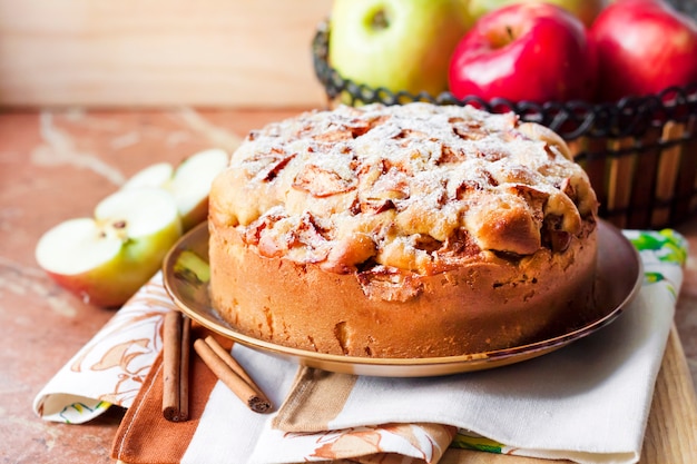 Torta di mele fatta in casa con cannella sul piatto