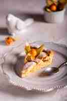 Photo homemade apple pie with fisalis on a plate