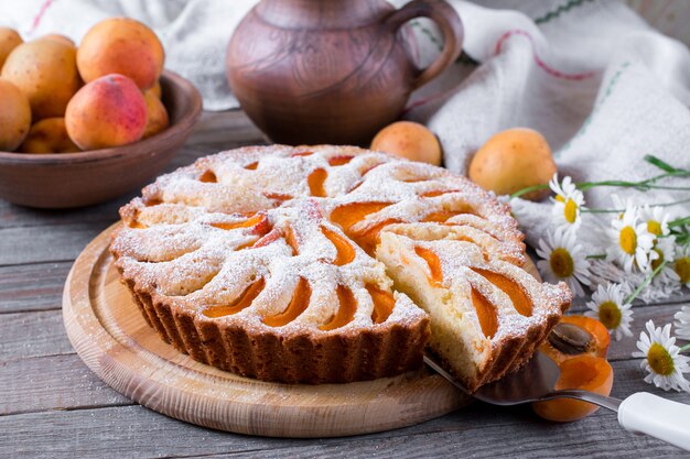 Torta di albicocche fatta in casa sulla tavola di legno