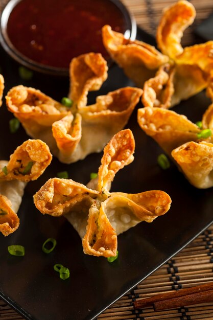 Photo homemade asian crab rangoons with sweet and sour sauce