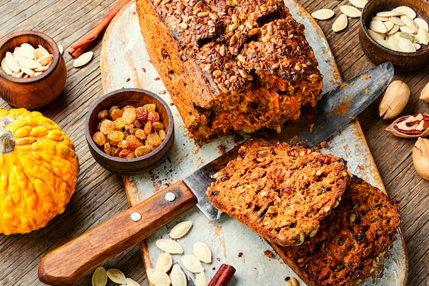 Pane autunnale fatto in casa, pane di zucca sul tavolo di legno.