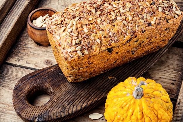 Photo homemade autumn bread, pumpkin bread on wooden table.