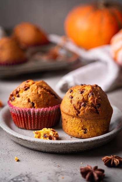 Muffin di zucca autunnali fatti in casa con cannella e cioccolato