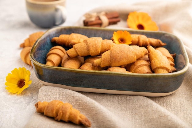 Rotolo di bagel fatto in casa con una tazza di caffè su uno sfondo di cemento grigio vista laterale primo piano fuoco selettivo