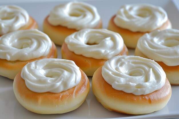 Photo homemade bagels topped with smooth and creamy cream cheese spreads