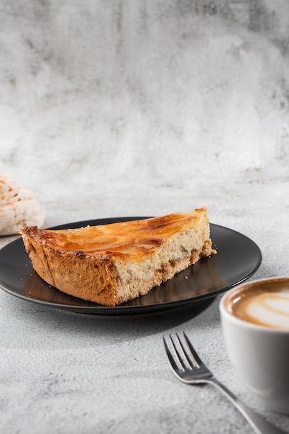 Crostata di torte di mele al forno fatta in casa con mele tagliate in una forma circolare decorativa sulla crosta burrosa squamosa su fondo di marmo. stile rustico. copia spazio. verticale. menu per caffè