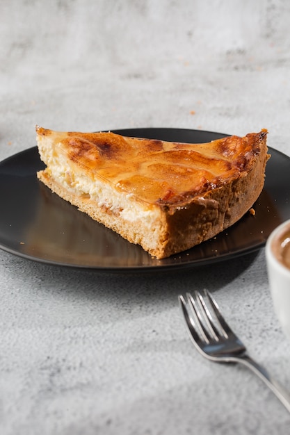 Crostata di torte di mele al forno fatta in casa con mele tagliate in una forma circolare decorativa sulla crosta burrosa squamosa su fondo di marmo. stile rustico. copia spazio. verticale. menu per caffè