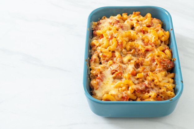 Maccheroni al forno fatti in casa alla bolognese con formaggio - stile alimentare italiano