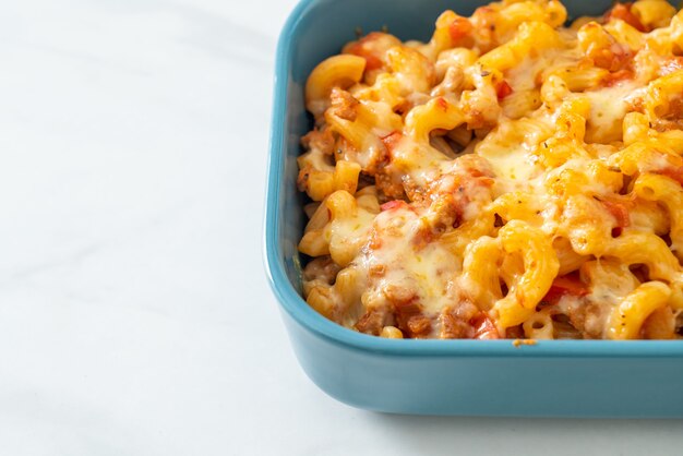 Photo homemade baked macaroni bolognese with cheese - italian food style