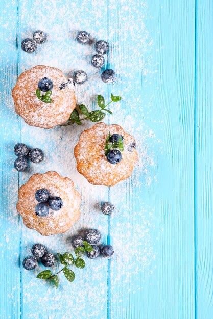 Foto muffin fatti in casa con mirtilli, bacche fresche, zucchero a velo