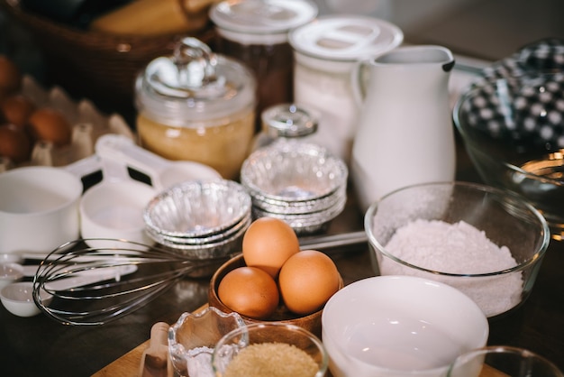 Foto preparazione di prodotti da forno fatti in casa cuocere in una cucina a casa molti ingredienti da forno sul tavolo