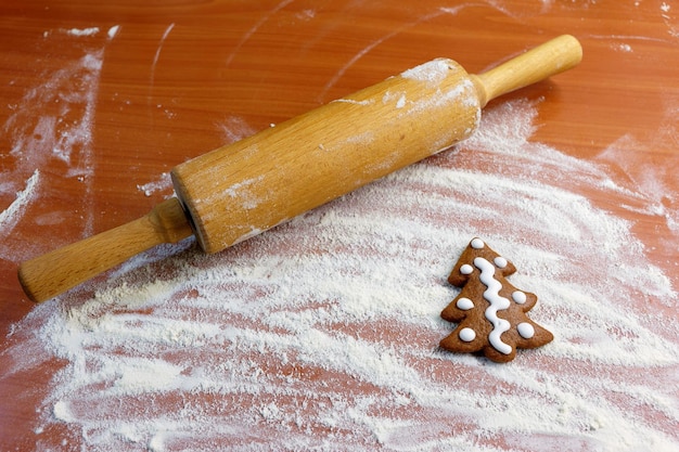 キッチンで手作りのクリスマス クッキーを焼く